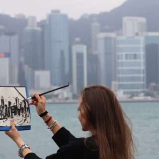 Hongkong Silhouette mit dem chinesischen Pinsel