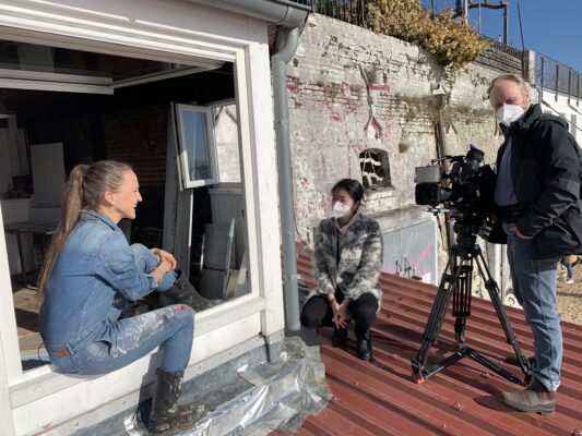 NDR Fernsehen Hamburg Journal – Atelier mit Aussicht: Jeannine Platz malt in der Strandperle