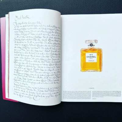 SLEEK-Chanel Kalligraphie  Geschichte